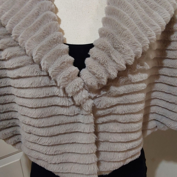 🌺 Like New Park & Main Tan Faux Fur Stole/Wrap/Shawl/Shrug - Picture 3 of 12